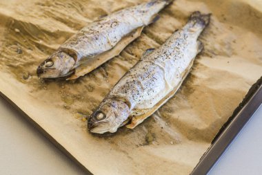 parşömen kağıt üzerine lezzetli Fırında Balık