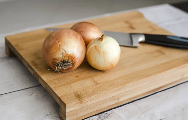 Pile Ripe Onions Knife Wooden Cutting Board Close — Stock Photo, Image