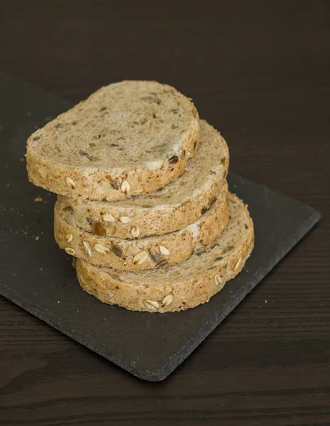 siyah arduvaz gemide tahıllı ekmek dilimleri 