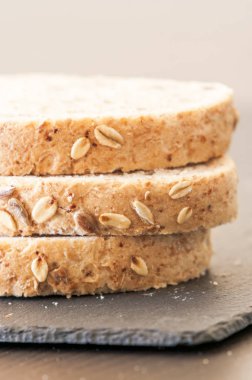 siyah arduvaz tahta üzerinde ev yapımı tahıllı ekmek dilimleri 