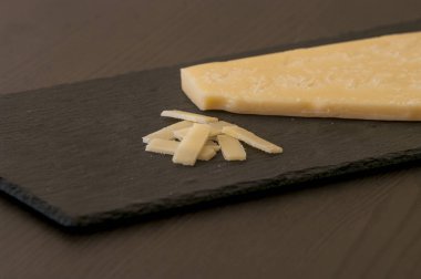 siyah peynir dilim masa, yakın çekim kayrak 