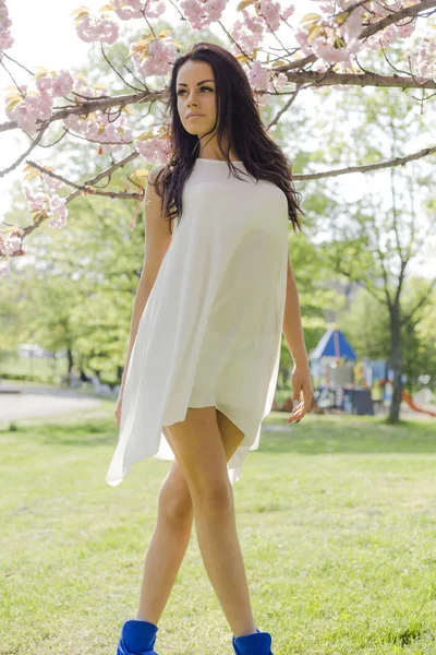 Atractiva Mujer Morena Vestido Blanco Posando Parque Primavera —  Fotos de Stock