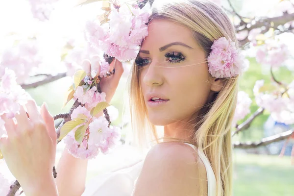 Schöne Blonde Frau Mit Blühenden Kirschzweigen Park Bei Sonnigem Tag — Stockfoto
