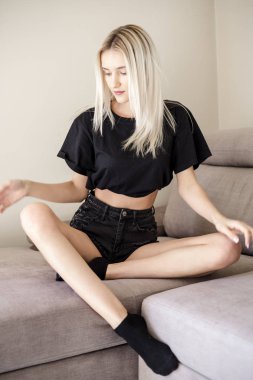 koltukta oturan rahat kadın portresi