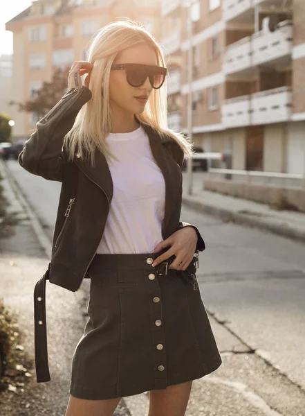 Glamouröse Blondine Auf Der Straße Urbane Mode — Stockfoto