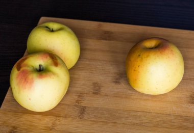 Yönetim Kurulu, yakın çekim üzerinde ahşap taze olgun elma kesme 