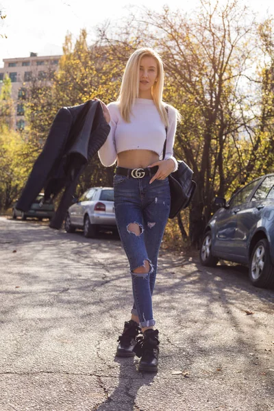 Stylische Junge Frau Zerrissenen Jeans Und Abgeschnittenem Pullover Steht Auf — Stockfoto