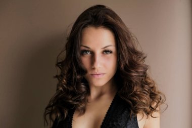 kameraya evde seyir oldukça kahverengi saçlı kız portresi