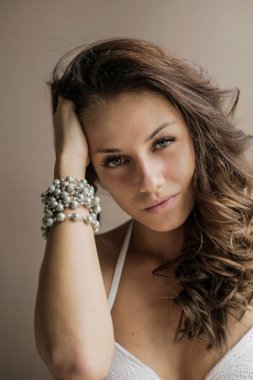 saç dokunmaktan ve evde kameraya bakıyor güzel kahverengi saçlı kadın