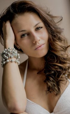 güzel kahverengi saçlı kızın evde kameraya bakarak düşük açılı görünüş