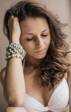 güzel kahverengi saçlı kız saç evde kapalı gözlerle temas