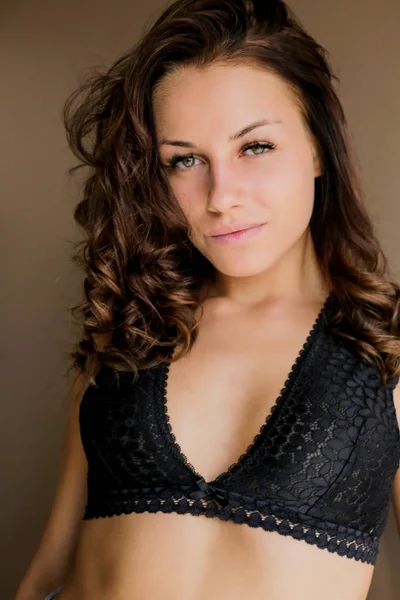 Siyah sutyen evde kameraya bakıyor güzel kahverengi saçlı kız