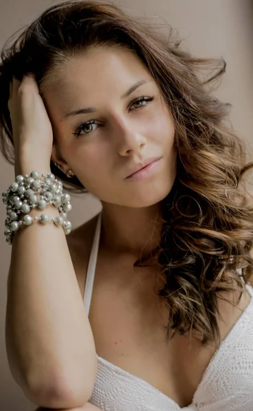 güzel kahverengi saçlı kızın evde kameraya bakarak düşük açılı görünüş