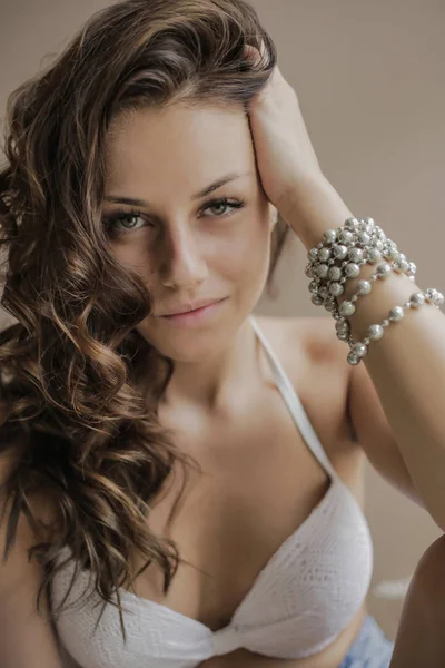 kameraya evde seyir çekici kahverengi saçlı kız