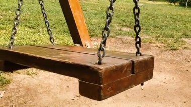 yeşil çim önünde ahşap salıncak yakın çekim görüntüleri