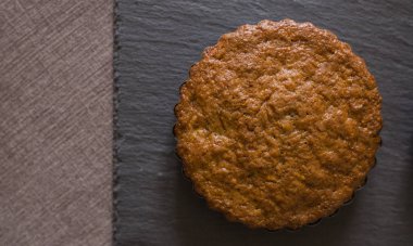 lezzetli pişmiş kek üstten görünüm mutfak masasında