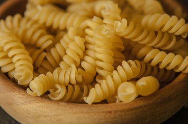 pişmemiş makarna mutfak masa üzerinde ahşap kase yakın çekim