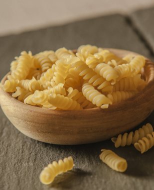 pişmemiş makarna mutfak masa üzerinde ahşap kase