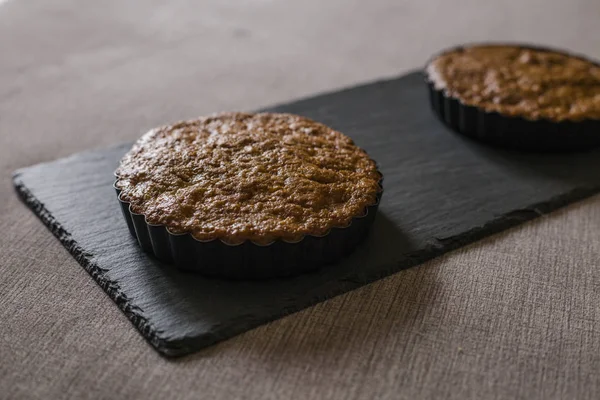 Twee Zelfgemaakte Smakelijk Gekookte Taarten Tafel Keuken — Stockfoto