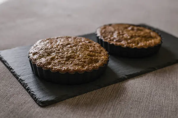 Dos Pasteles Hechos Casa Sabrosos Cocinados Mesa Cocina —  Fotos de Stock