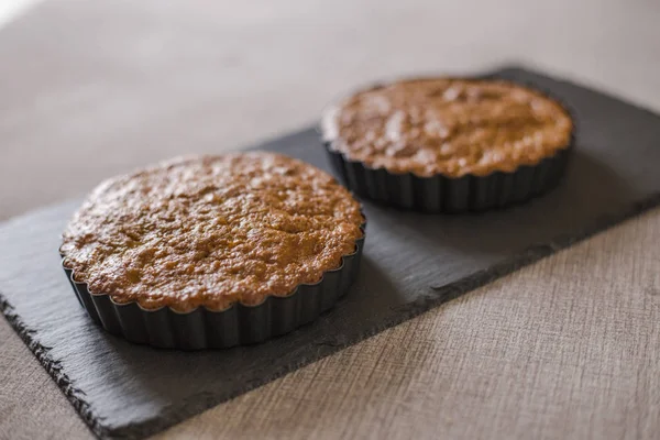 Zwei Leckere Gekochte Kuchen Auf Dem Tisch Der Küche — Stockfoto