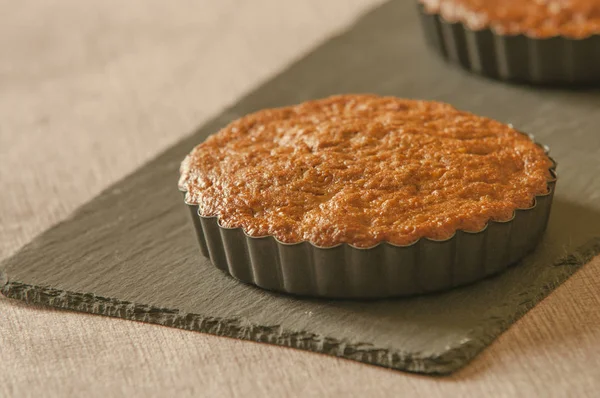 Dos Pasteles Hechos Casa Sabrosos Cocinados Mesa Cocina —  Fotos de Stock