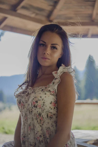 Frumoasă Femeie Tânără Rochie Vară Stând Masă Alcov Natură Uitându — Fotografie, imagine de stoc