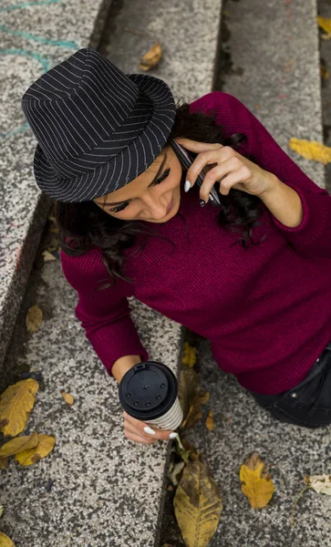 Vista Ángulo Alto Mujer Joven Con Estilo Suéter Rojo Con —  Fotos de Stock