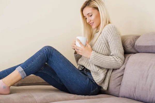 Retrato Mujer Joven Jeans Suéter Relajante Sofá Con Taza Café — Foto de Stock