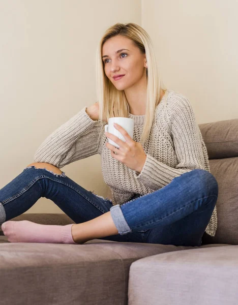 Atractiva Joven Jeans Suéter Relajándose Sofá Con Una Taza Café — Foto de Stock
