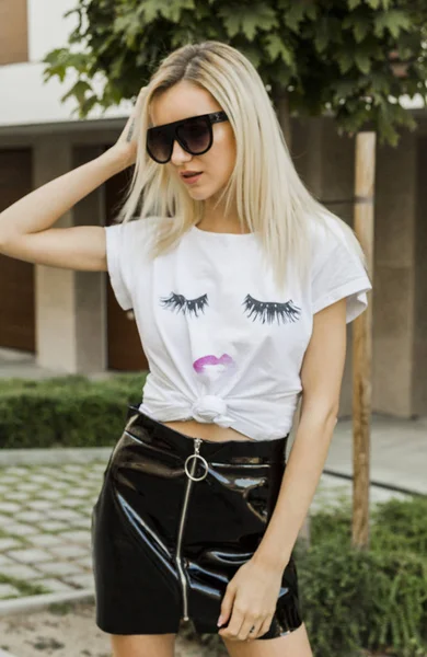 Mujer Joven Moda Camiseta Blanca Falda Pie Calle —  Fotos de Stock