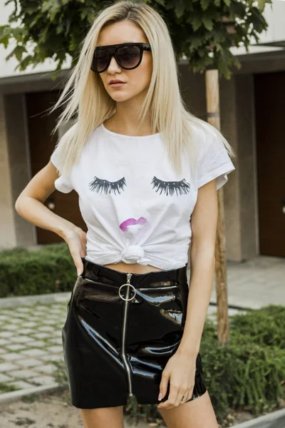 Atractiva Joven Camiseta Blanca Falda Pie Calle —  Fotos de Stock