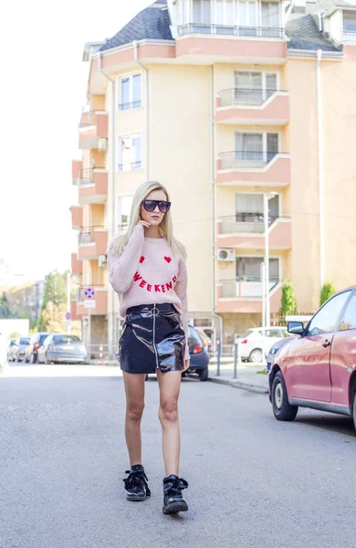 Mulher Loira Atraente Suéter Rosa Saia Preta Andando Pela Rua — Fotografia de Stock