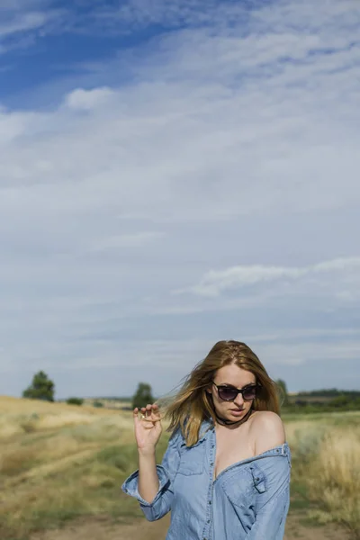 Retrato Una Hermosa Mujer Joven Con Ropa Elegante Posando Campo —  Fotos de Stock