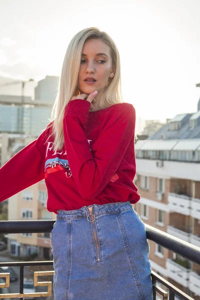 Retrato Bela Jovem Mulher Camisola Vermelha Saia Jeans Posando Cidade — Fotografia de Stock