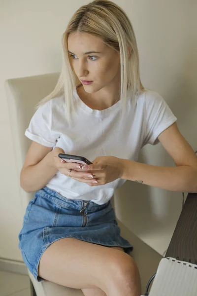 Retrato Una Hermosa Mujer Joven Usando Teléfono Inteligente Sofá Casa — Foto de Stock