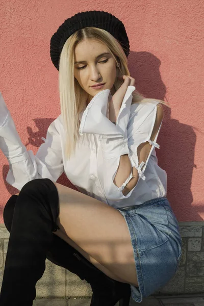 Retrato Mujer Joven Con Estilo Camisa Blanca Botas Altas Rodilla — Foto de Stock