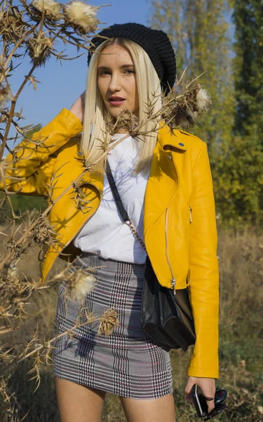 Schöne Elegante Frau Herbst Park — Stockfoto