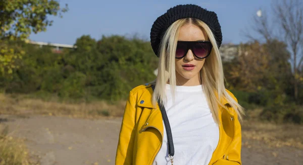 Hermosa Mujer Elegante Otoño Parque — Foto de Stock