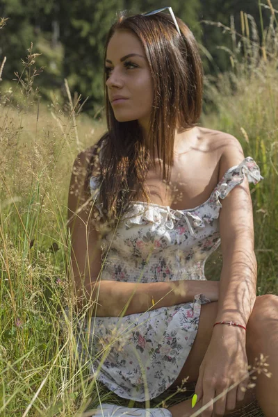 Lachende Jonge Vrouw Zomerjurk Het Veld — Stockfoto