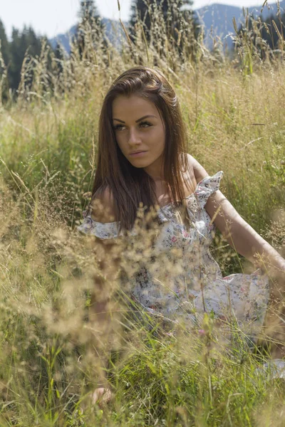 Lachende Jonge Vrouw Zomerjurk Het Veld — Stockfoto