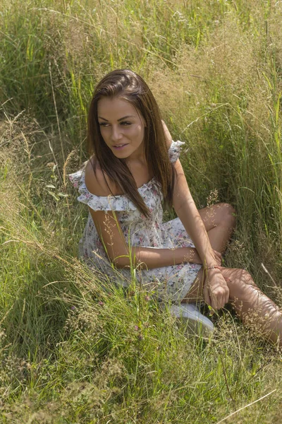 Sonriente Joven Vestido Verano Campo — Foto de Stock