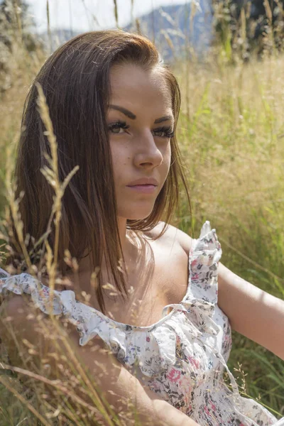 Lachende Jonge Vrouw Zomerjurk Het Veld — Stockfoto