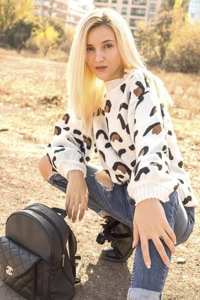 Mulher Bonita Roupas Elegantes Com Mochila — Fotografia de Stock