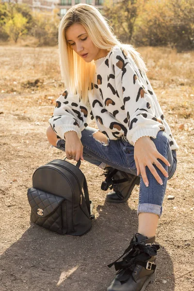 Schöne Junge Frau Stilvoller Kleidung Mit Rucksack — Stockfoto