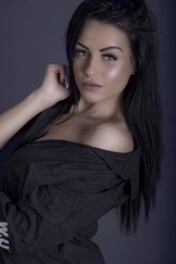 Portre studio gri arka plan üzerinde siyah elbise giyen güzellik esmer kadın portresi