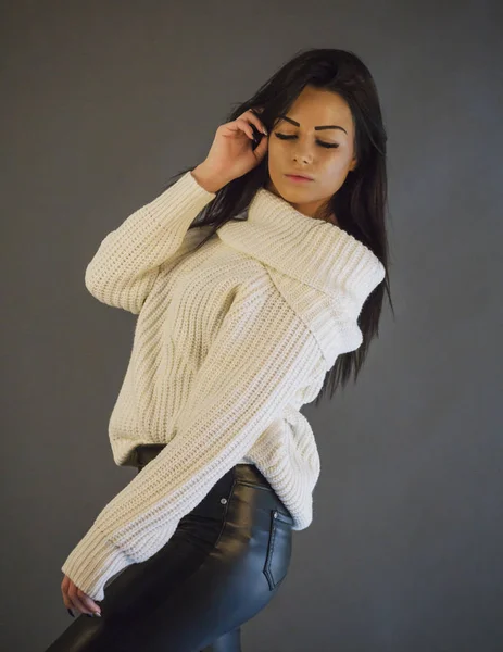 Potret Wanita Berambut Cokelat Cantik Studio Tertutup Mengenakan Sweater Putih — Stok Foto