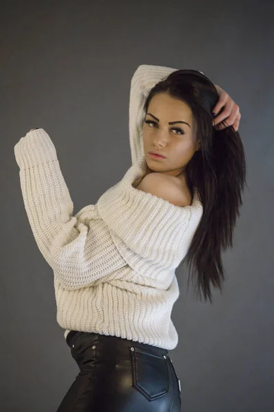 Primer Plano Estudio Retrato Belleza Morena Mujer Usando Suéter Blanco — Foto de Stock