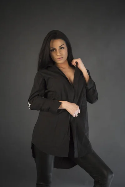 Ομορφιά Μελαχρινή Γυναίκα Φορώντας Μαύρα Ρούχα Γκρι Φόντο Πορτρέτο Closeup — Φωτογραφία Αρχείου