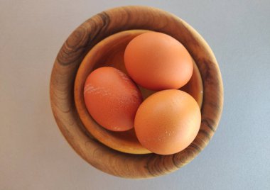 Beyaz arka plan üzerinde kase taze çiğ yumurta